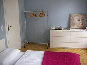 Schlafzimmer mit Komode